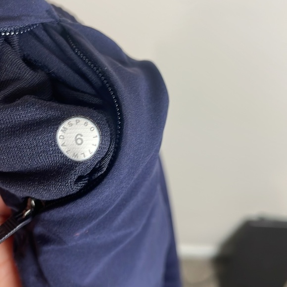 Lululemon | Women’s Two in One Reversible Shorts Size 6 - Picture 7 of 7